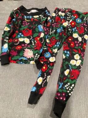 Hanna Andersson long sleeve and pants pjs Size 4